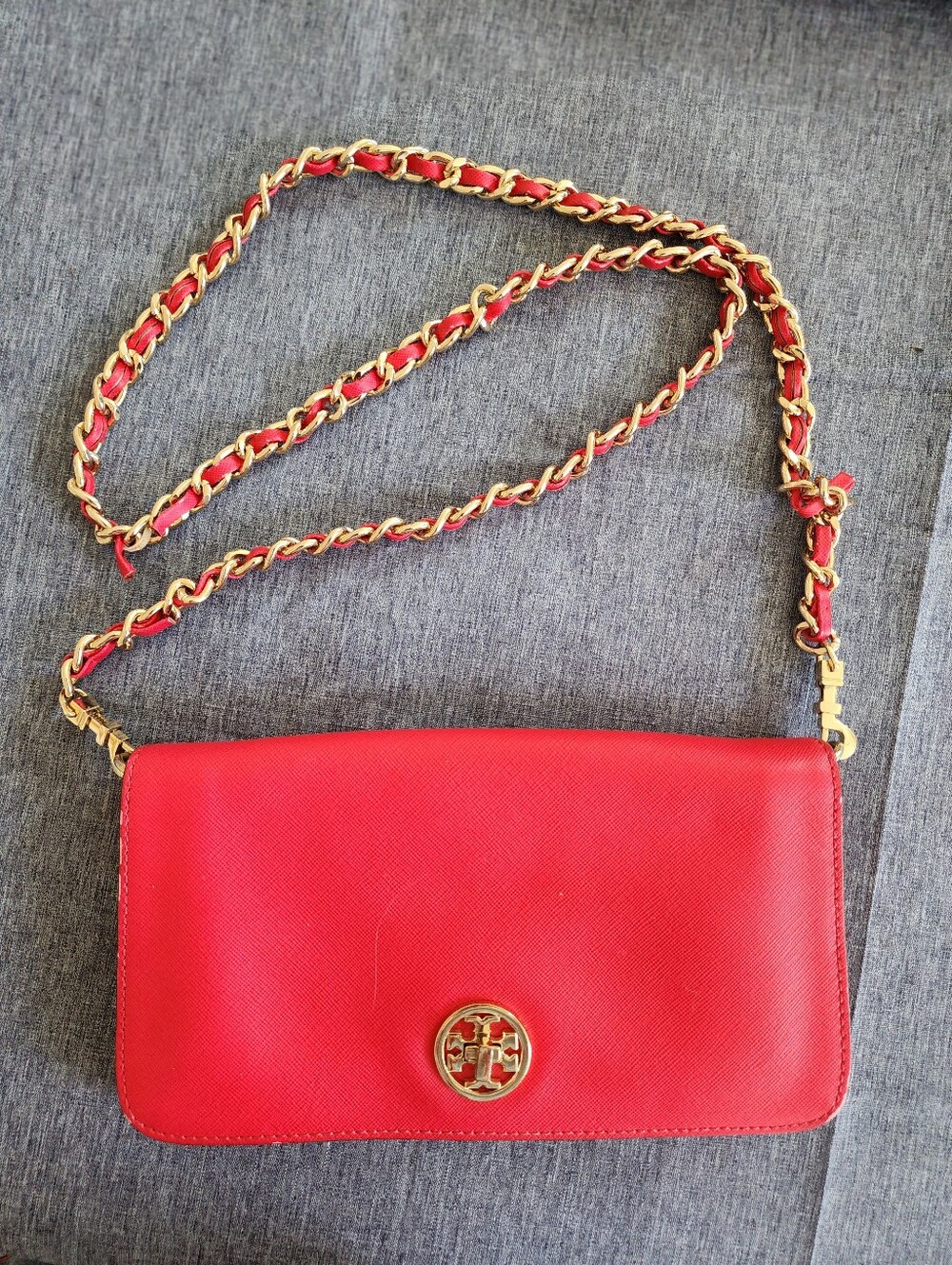 Tory Burch Robinson Bag Red Leather Gold Chain Crossbody Bag with Logo Close